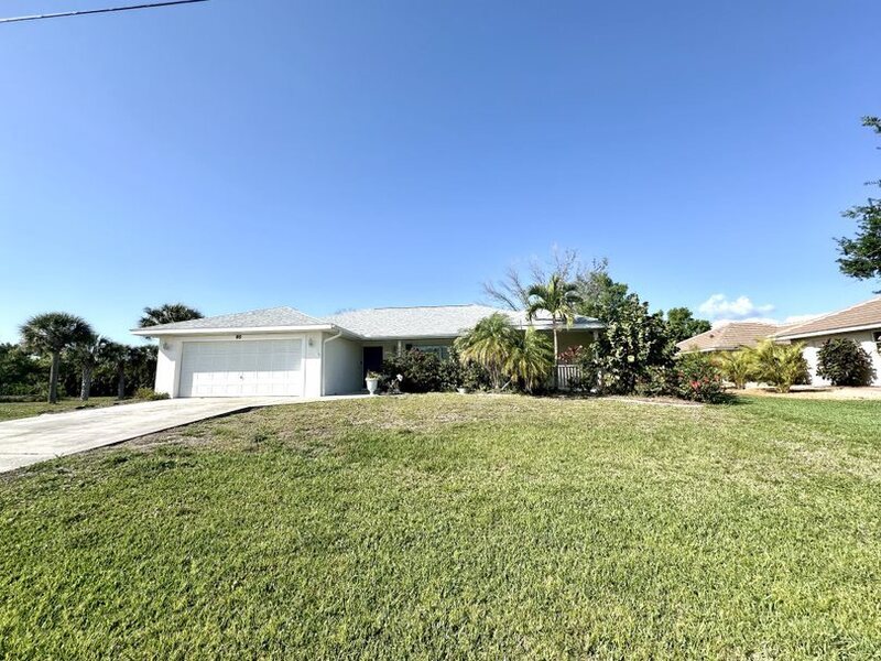 95 White Marsh Ln in Rotonda West, FL - Foto de edificio