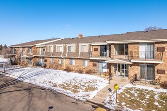 4121 W Rivers Edge Cir in Brown Deer, WI - Foto de edificio - Building Photo