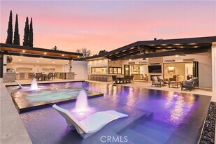 22300 Philiprimm St in Los Angeles, CA - Building Photo