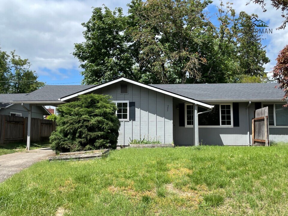 315-325 Lobelia Ave in Eugene, OR - Building Photo