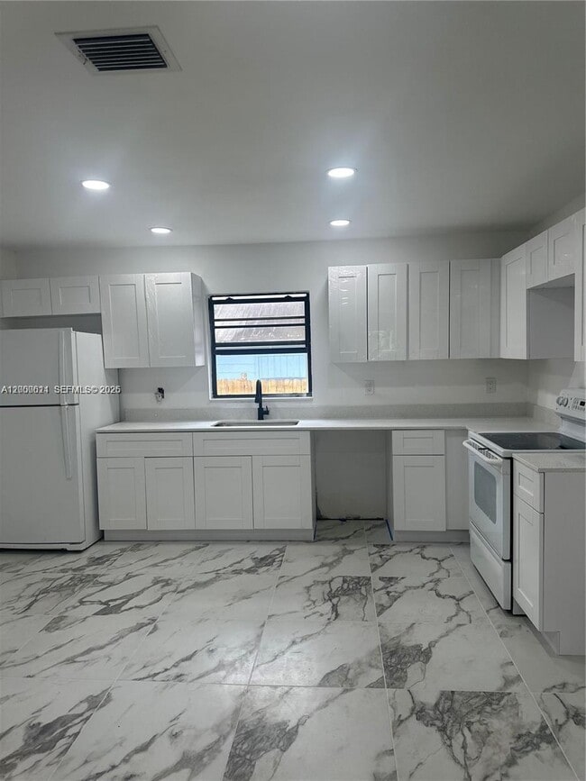 6560 SW 49th St in Davie, FL - Building Photo - Building Photo