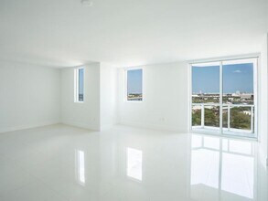 244 Biscayne Blvd, Unit 2002 in Miami, FL - Building Photo - Building Photo