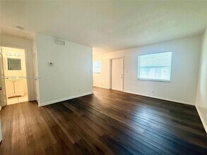 220 NE 41st St, Unit 2 in Oakland Park, FL - Building Photo - Building Photo