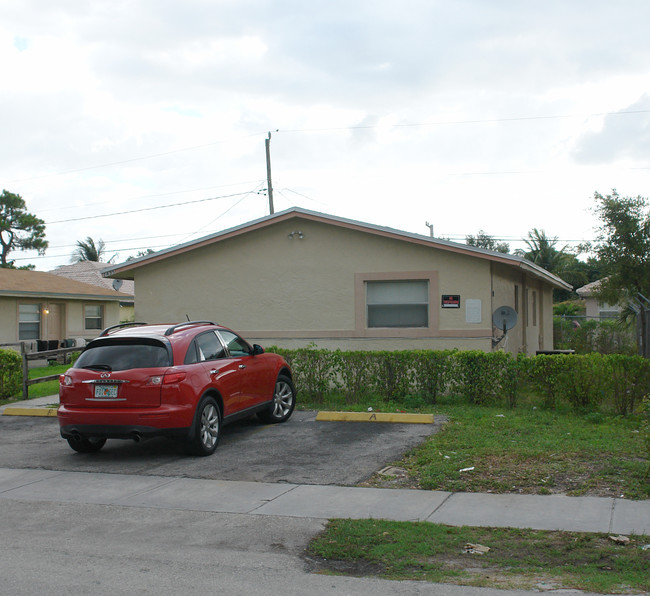 2435-2441 NW 8th Pl in Fort Lauderdale, FL - Building Photo - Building Photo