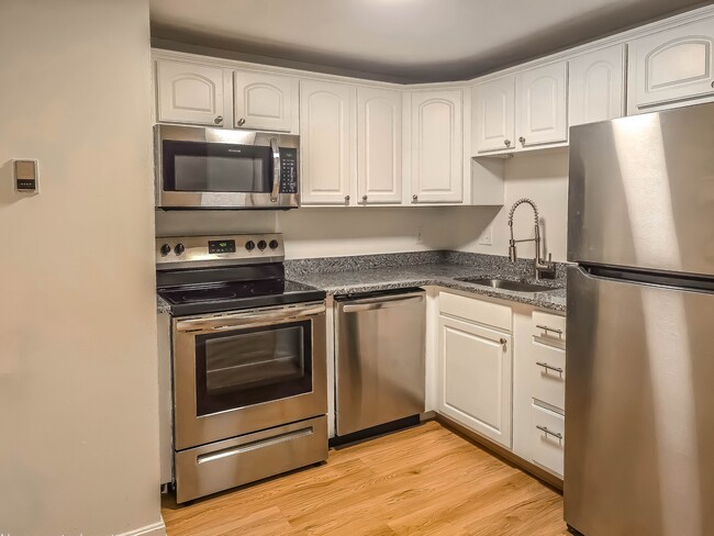 80 English Village Rd in Manchester, NH - Building Photo - Building Photo