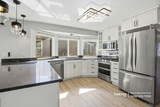 9243 Palatine Ave N in Seattle, WA - Foto de edificio - Building Photo