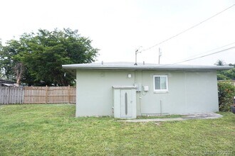 800 NW 96th St-Unit -A in Miami, FL - Building Photo - Building Photo