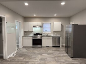 821 Hazard Ave in Kalamazoo, MI - Building Photo