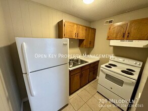 709 Melody Ln in Dothan, AL - Building Photo - Building Photo