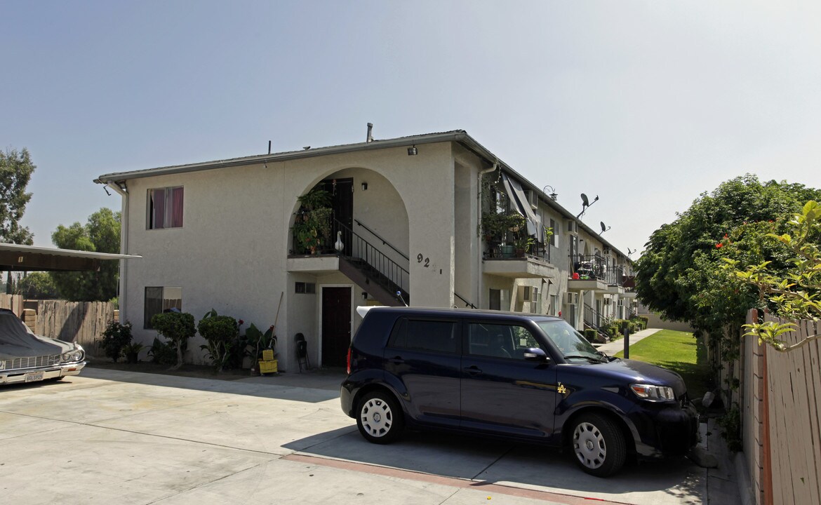 9221 Oleander Ave in Fontana, CA - Foto de edificio
