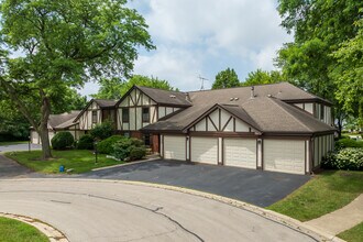 374 Greystone Ct in Schaumburg, IL - Building Photo - Primary Photo