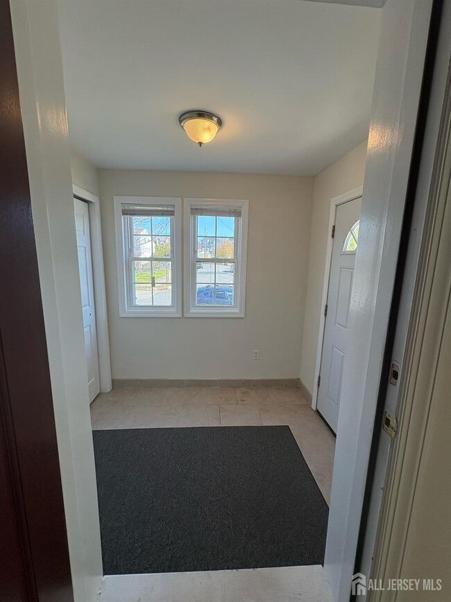 33 Hermann St in Carteret, NJ - Foto de edificio - Building Photo
