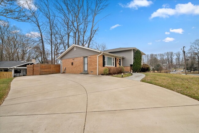 7845 Brompton St in West Springfield, VA - Building Photo - Building Photo