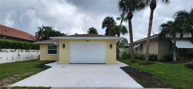 527 97th Ave N in Naples, FL - Foto de edificio - Building Photo