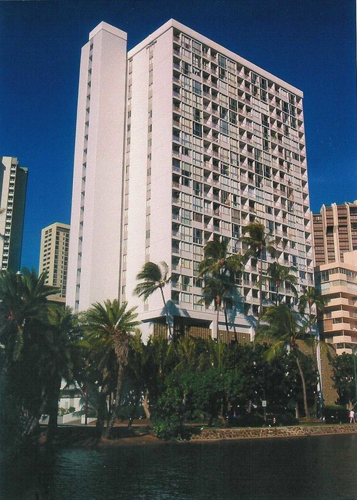 Canal House in Honolulu, HI - Building Photo