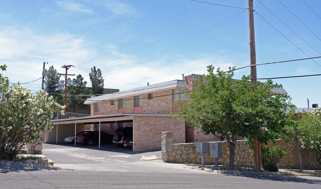 120 E Castellano Dr in El Paso, TX - Foto de edificio - Building Photo