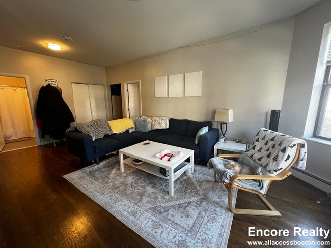 15 Stearns Rd, Unit 3 in Brookline, MA - Foto de edificio - Building Photo