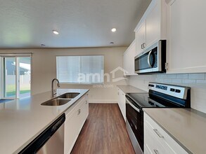 1304 N Barkvine Ave in Star, ID - Building Photo - Building Photo