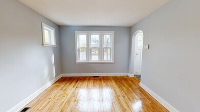 COZY TWO BEDROOM BUNGALOW WITH LARGE YARD in London, ON - Building Photo - Building Photo