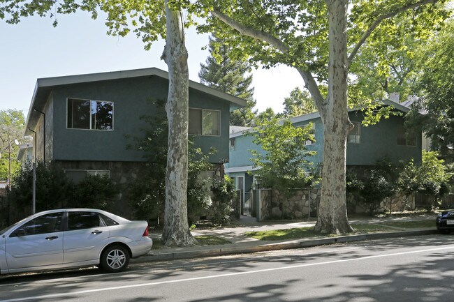 2419-2421 F St in Sacramento, CA - Foto de edificio - Building Photo