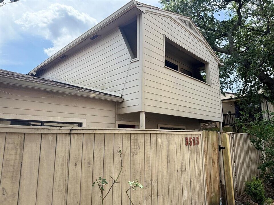 9515 Windswept Ln in Houston, TX - Building Photo