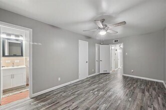 6151 E Mockingbird Ln in Dallas, TX - Foto de edificio - Building Photo