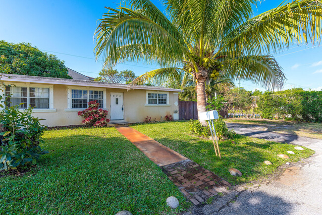 528 NE 20th Ln in Boynton Beach, FL - Building Photo - Building Photo
