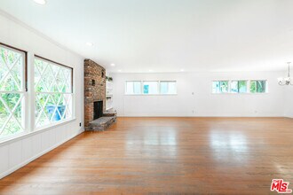 10524 Bloomfield St in Los Angeles, CA - Building Photo - Building Photo