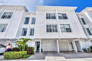 8234 Harborside Cir in Englewood, FL - Building Photo