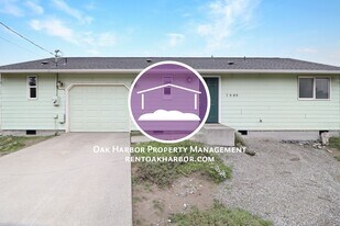 1989 W Beach Rd in Oak Harbor, WA - Building Photo