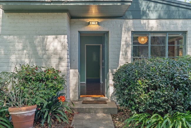 5116 Village Grn in Los Angeles, CA - Foto de edificio - Building Photo