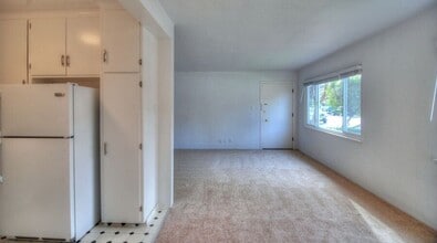 1549 San Carlos Ave in San Carlos, CA - Building Photo - Building Photo