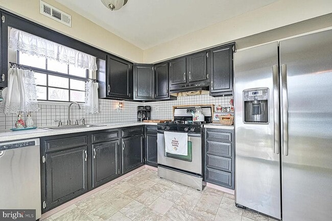 property at 16 Country Hollow Cir