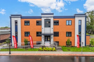 1991 Union Plaza in Bay Shore, NY - Foto de edificio - Building Photo