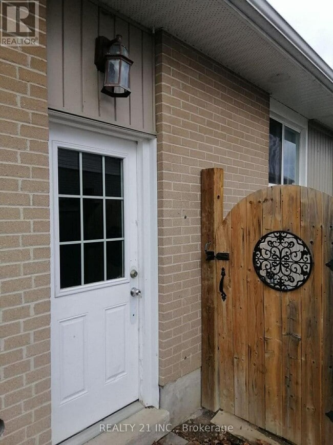 817 Sanok Dr in Pickering, ON - Building Photo - Building Photo