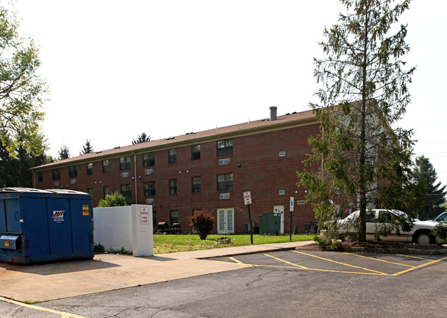 R J Gordon Manor Apartments in Elyria, OH - Building Photo - Building Photo