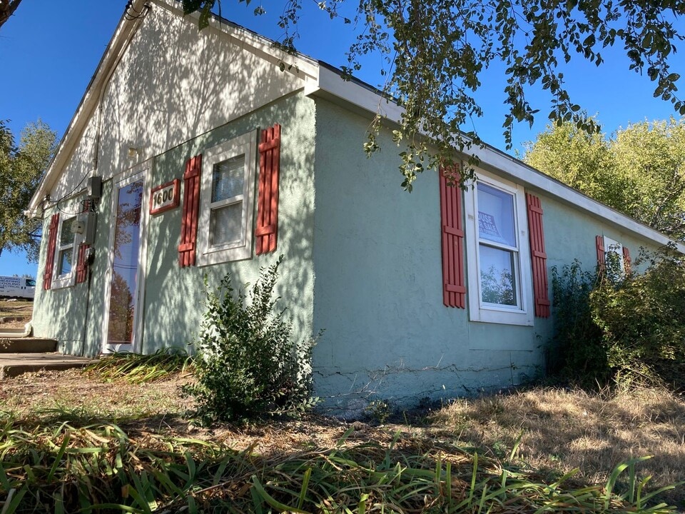 1600 Homewood Ave in Dodge City, KS - Building Photo