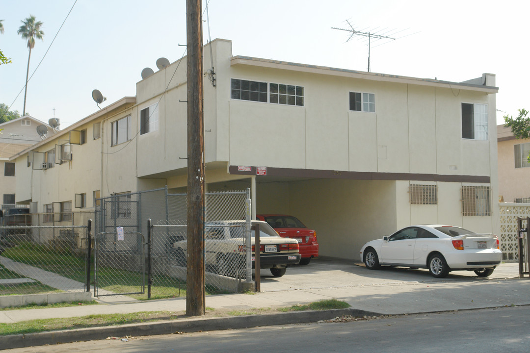 252 N Bonnie Brae St in Los Angeles, CA - Foto de edificio