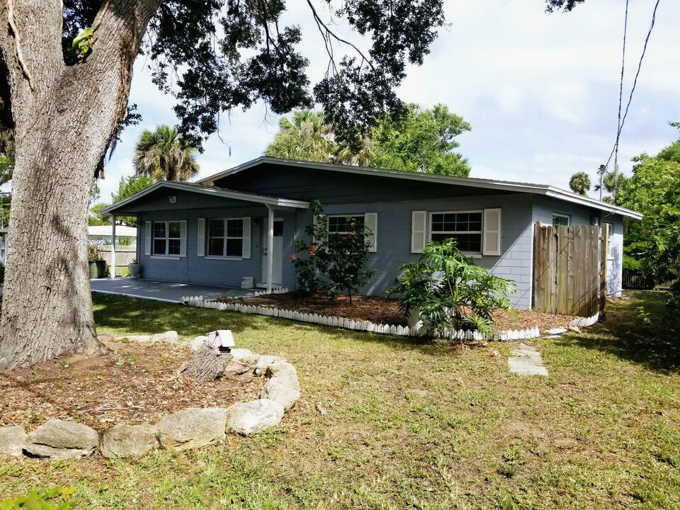 111 White Pl in Port Orange, FL - Building Photo