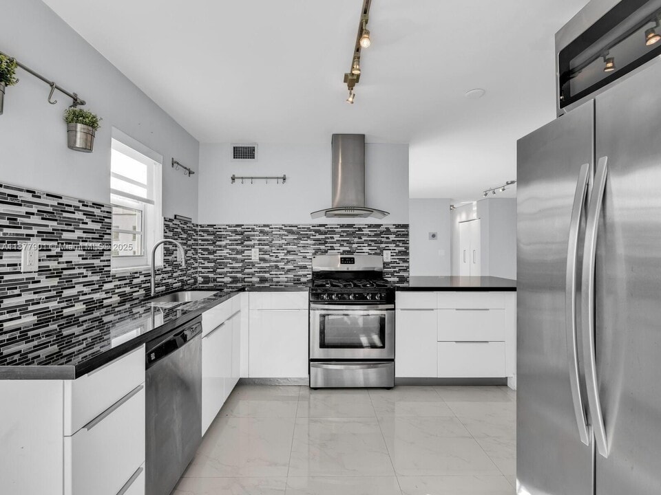 525 Meridian Ave in Miami Beach, FL - Building Photo