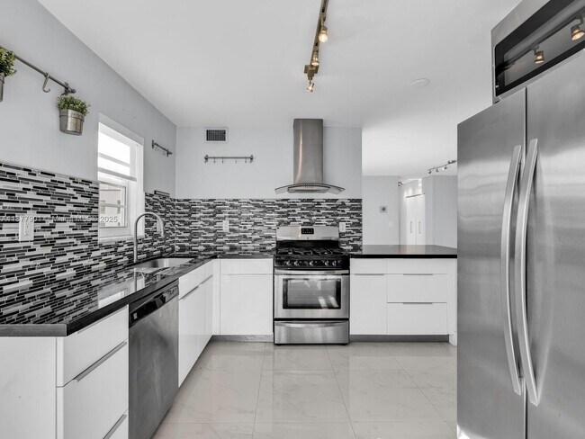 525 Meridian Ave in Miami Beach, FL - Building Photo - Building Photo