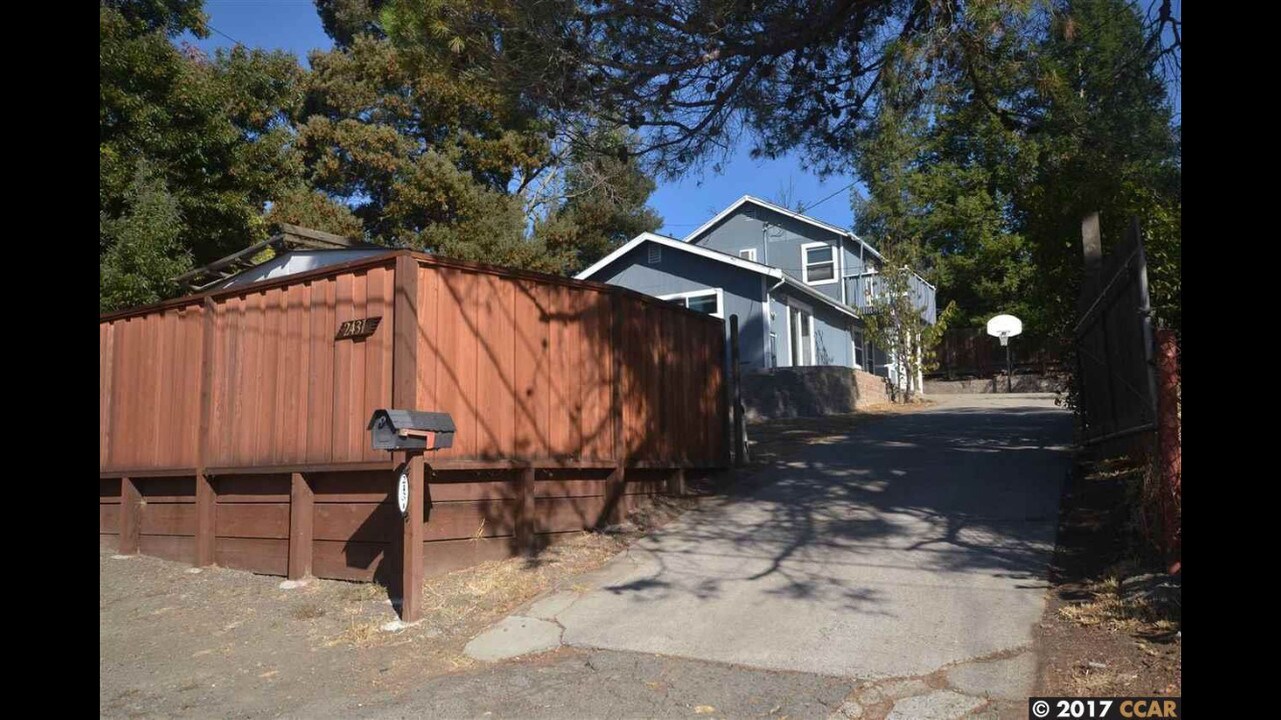 2431 Monterey Ave in Martinez, CA - Building Photo
