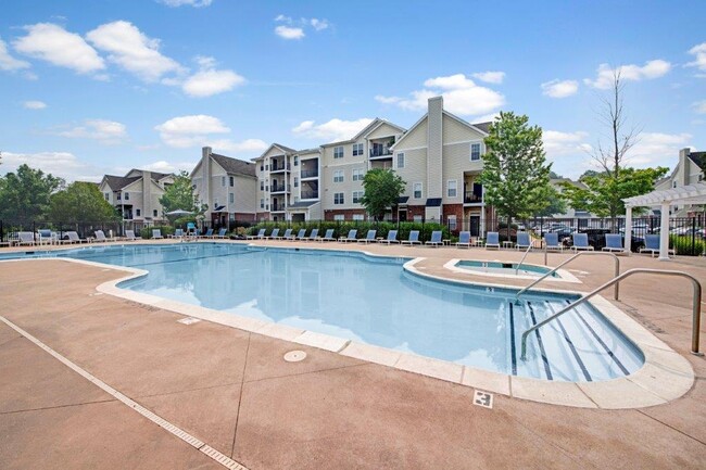 Dulles Greene in Herndon, VA - Foto de edificio - Building Photo