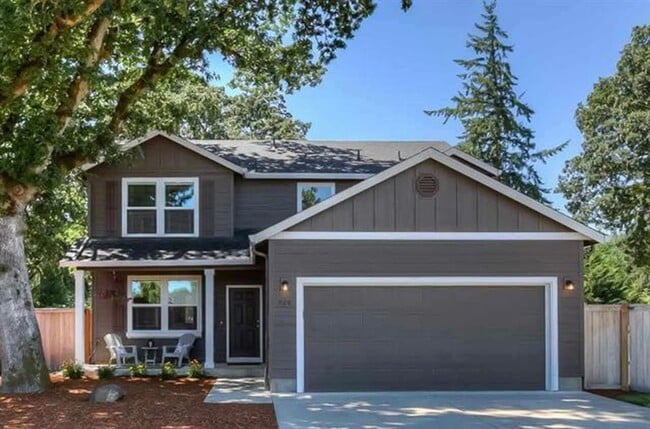 property at 926 NE Oakmont Loop