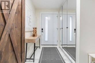 1920 Truscott Dr in Mississauga, ON - Building Photo - Building Photo