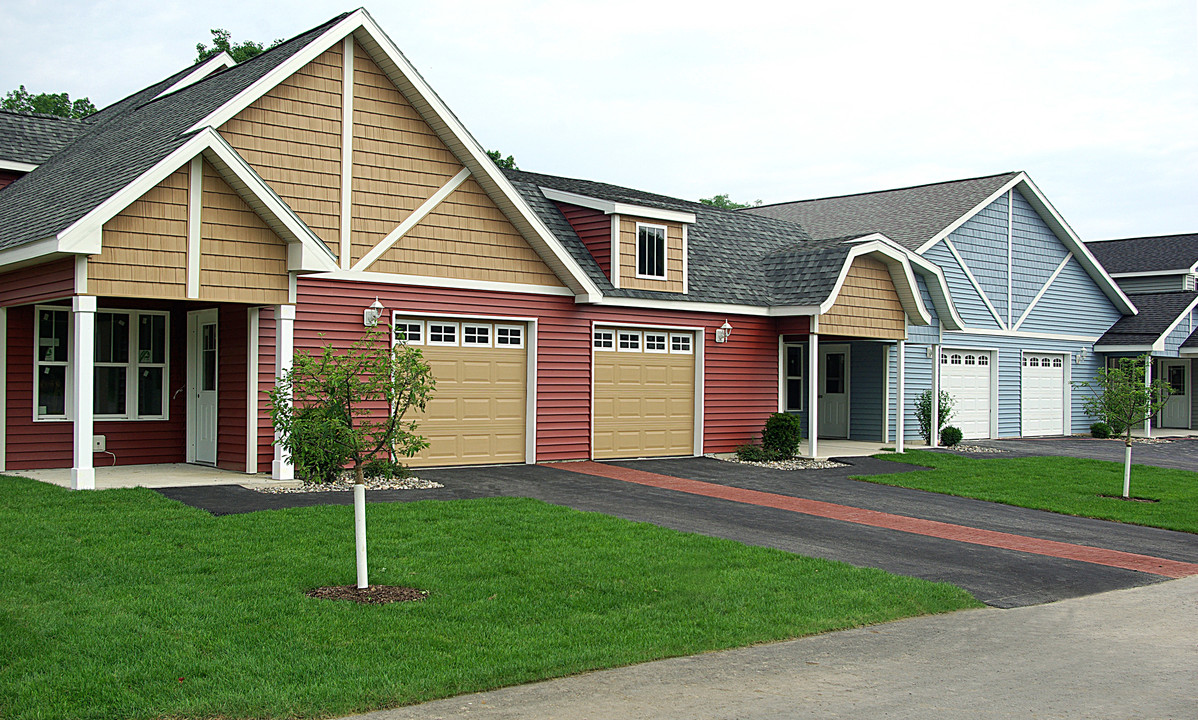 The Spinney at Pond View in Castleton On Hudson, NY - Foto de edificio