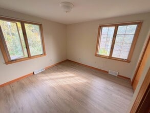 45 Oakridge Dr in West Seneca, NY - Building Photo - Building Photo