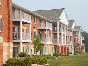 Highlands at Wildwood Lake Apartments 55+ in Menomonee Falls, WI - Foto de edificio - Building Photo