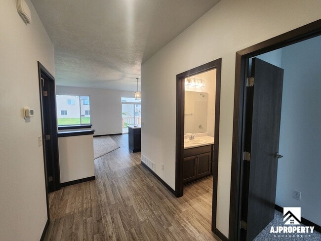 300 S Willow Spring Dr in Sioux Falls, SD - Building Photo - Building Photo