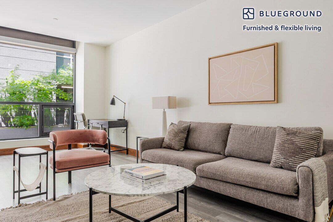 110 W Ocean Blvd in Long Beach, CA - Building Photo